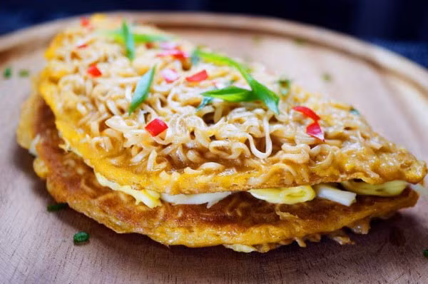 Món pizza mỳ tôm được chế biến với nguyên liệu chính là mỳ, trứng gà, phô mai, và các loại rau quả như hành lá, ớt chuông... Đây là một trong những cách ăn mỳ tôm mà ít ai có thể tưởng tượng.