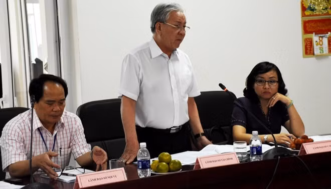 Làm việc với Bệnh viện Ung bướu ngày 8/10, đại diện Sở Tài Chính (giữa), Y tế... đều khẳng định việc ông Trân trả lại 37,2 tỷ đồng cho nhà tài trợ là sai. Ảnh: Đoàn Nguyên.