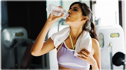 Thích uống nước dành cho người chơi thể thao có thể làm hỏng men răng tổn hại sức khỏe răng miệng.