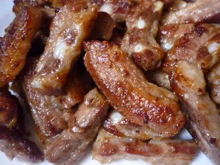 Trong thời gian ninh sườn, bạn lấy hành khô nhạt sạch vỏ, cho vào chảo dầu phi thơm vàng sau đó vớt ra đĩa cho ráo dầu.