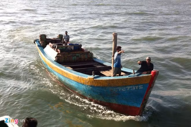 Tau ca chim tren song Soai Rap, con 5 nguoi mat tich-Hinh-2