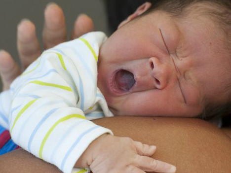 Dấu hiệu trẻ sơ sinh ngủ hay vặn mình là vì thiếu chất, thiếu canxi gây còi xương là không đúng hoàn toàn. Bé vẫn có thể ngủ vặn mình, trở mình liên tục do phản xạ cơ thể hoặc do thời tiết.