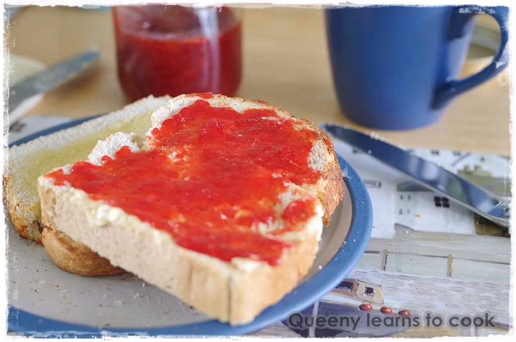 Bánh mì kẹp với một quả trứng rán nóng hổi cực kỳ tốt cho bé nhưng khi ăn kèm nó với siro nhân tạo có lượng đường rất lớn, có thể dẫn tới béo phì và tích lũy mỡ trong nội tạng, tăng nguy cơ mắc nhiều bệnh nguy hiểm.