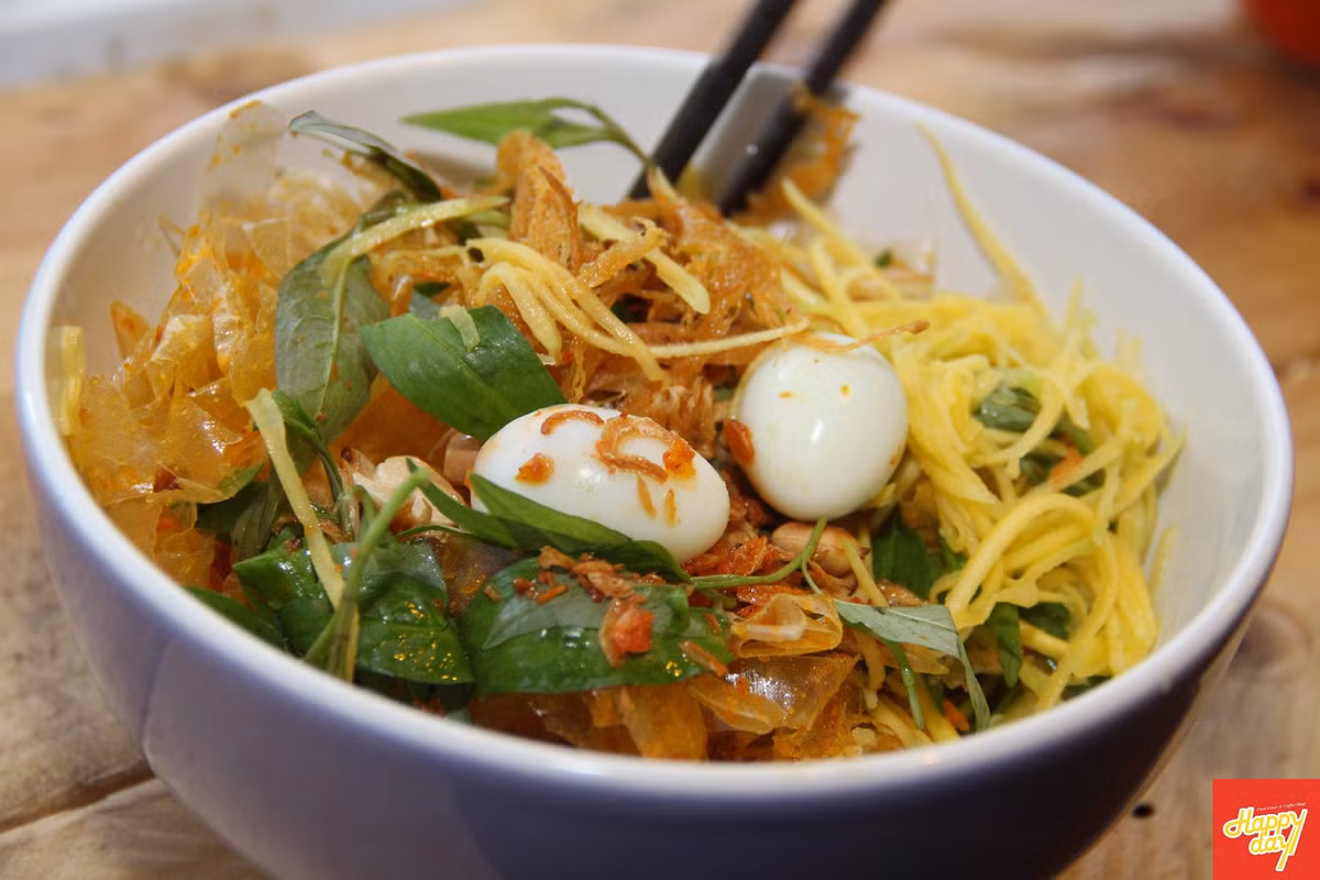 Bánh tráng trộn Hàng Tre là quán mới mở và rất được ưa thích vì vì chủ quán rất chiều khách và sẵn sàng thêm bớt các gia vị chua, cay, mặn, ngọt theo khẩu vị của khách.