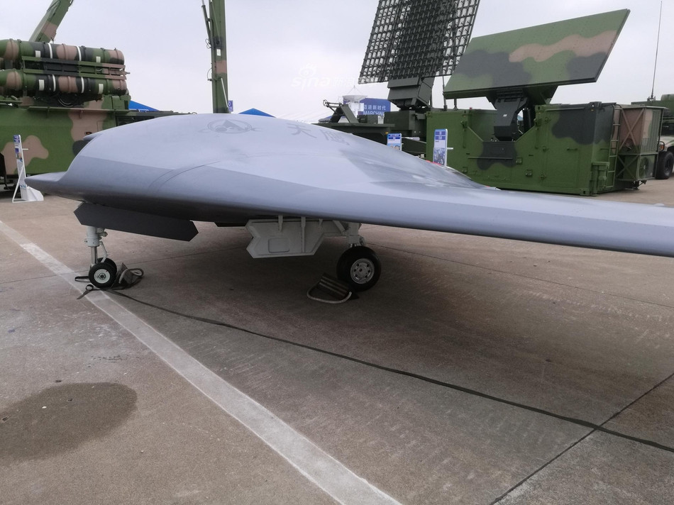 Không loại trừ khả năng mẫu trưng bày năm nay và mẫu thử nghiệm năm 2013 là cùng một thiết kế, nhưng được cải tiến dần theo quá trình phát triển. Ảnh: Sina.