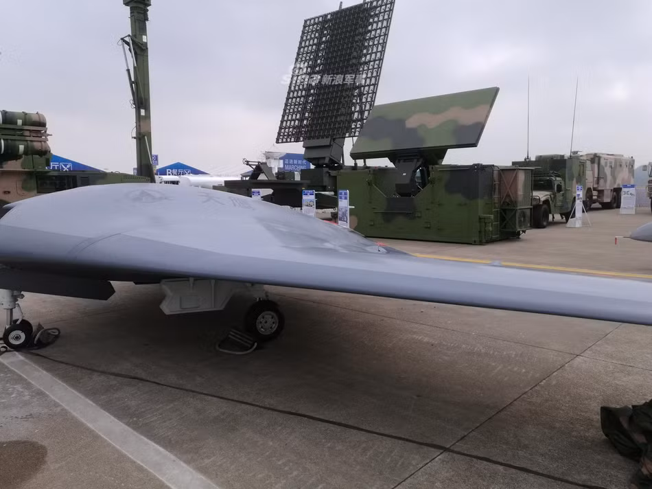 Mẫu UAV này do Tập đoàn Công nghiệp Hàng không Trung Quốc (AVIC) chế tạo. Có rất nhiều thông tin trái chiều về sự phát triển của mẫu UAV này. Tên gọi của nó cũng chưa nhất quán vì vẫn chưa có thông tin chính thức từ nhà sản xuất hay quân đội. Ảnh: Sina.