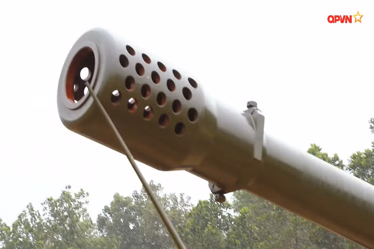 Rất đáng tiếc là dù được trang bị đạn xuyên tháp cực mạnh, tuy nhiên trong lịch sử sử dụng của M46 130mm, chưa ghi nhận trường hợp nào người ta sử dụng khẩu pháo này chống xe tăng.