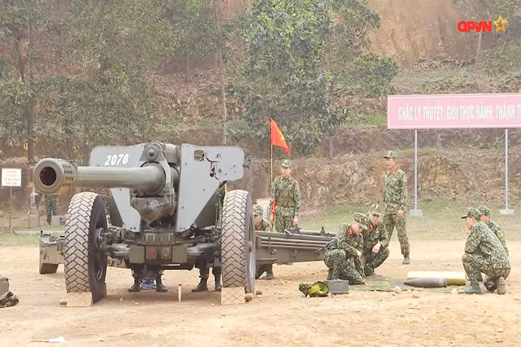Tuy hiện nay các loại xe tăng trên thế giới hầu như có giáp trụ đặc biệt hình thành từ nhiều vật liệu tiên tiến khiến các loại đạn xuyên thép truyền thống những năm 1950-1960 rất khó xuyên thủng. Dẫu vậy, với đạn cỡ lớn tới 130mm thì những phát đạn uy lực bay nhanh 930m/s vẫn đủ để khiến tăng địch bị thương. Nguồn ảnh: Kênh QPVN