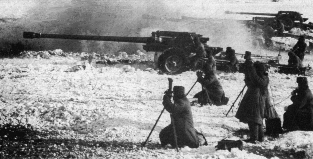 Trong ảnh, pháo nòng dài M46 130mm hạ nòng bắn thẳng diệt xe tăng - thiết giáp. Theo thiết kế, góc nâng hạ của M46 là từ - 2,5 tới + 45 độ. Nguồn ảnh: Bastion-Karpenko