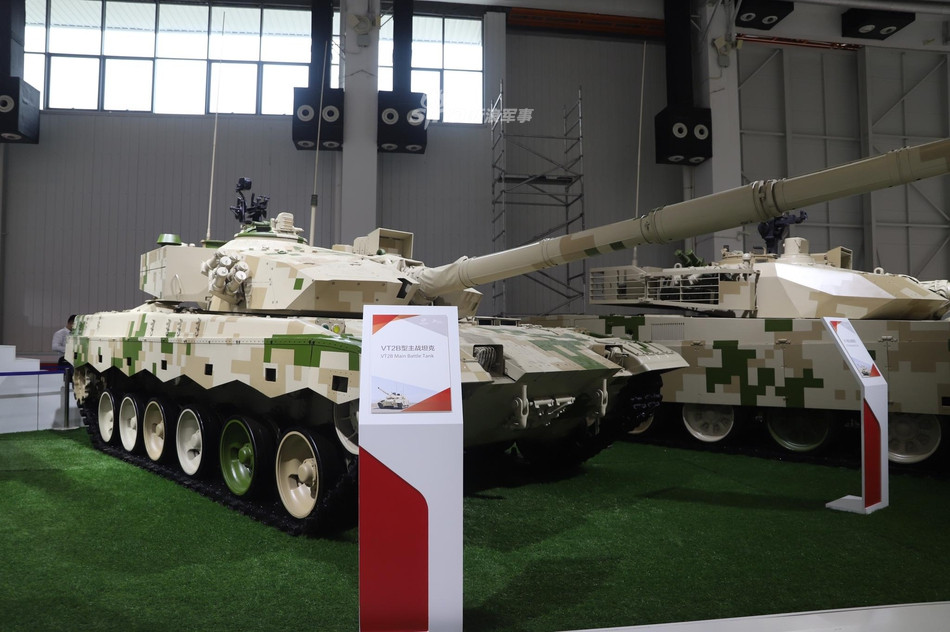 Ngoài VT-4, mẫu xe tăng chiến đấu chủ lực VT-2B nâng cấp cũng được Norinco miệt mài giới thiệu tại triển lãm Chu Hải. Ảnh: Sina.
