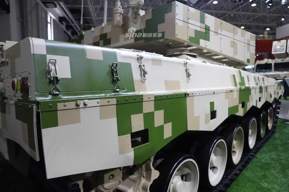 VT-2B có thiết kế đẹp cùng màu sơn ngụy trang bắt mắt, nhưng chất lượng thì chưa biết thế nào. VT-2B được giới thiệu là giải pháp hiệu quả và tiết kiệm chi phí so với các loại xe tăng đắt đỏ của Nga và phương Tây. Ảnh: Sina.