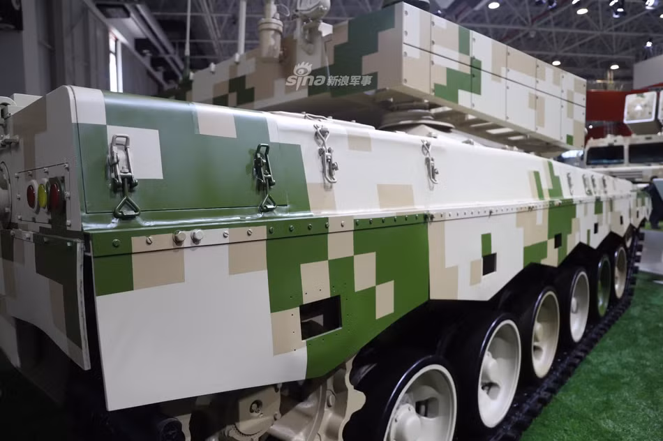 VT-2B có thiết kế đẹp cùng màu sơn ngụy trang bắt mắt, nhưng chất lượng thì chưa biết thế nào. VT-2B được giới thiệu là giải pháp hiệu quả và tiết kiệm chi phí so với các loại xe tăng đắt đỏ của Nga và phương Tây. Ảnh: Sina.