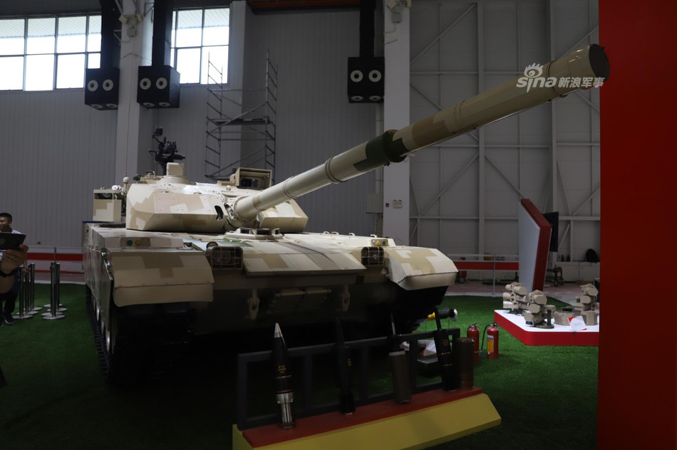  Xe tăng VT-4 được Tập đoàn Công nghiệp Bắc Trung Quốc (Norinco) giới thiệu lần đầu tại triển lãm Chu Hải năm 2014. Nó được giới thiệu là bản nâng cấp toàn diện từ xe tăng MBT-2000, còn gọi là VT-1 từng bị Peru trả lại vì chất lượng kém. Ảnh: Sina.