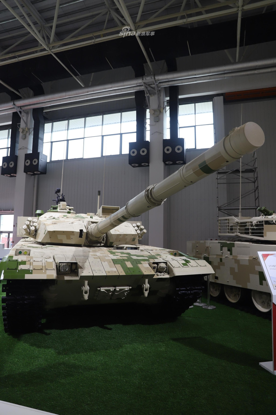 VT-2B là phiên bản nâng cấp từ Type-96G sử dụng trong quân đội Trung Quốc. VT-2B có tháp pháo kiểu phương Tây, trong khi phần ruột là một sản phẩm sao chép từ T-72 của Liên Xô cũ. Ảnh: Sina.