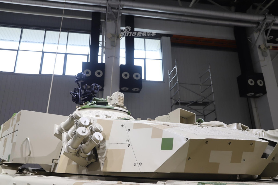 VT-2B được bổ sung thêm giáp hộp composite ở hai bên tháp pháo. Nhà sản xuất giới thiệu nó được trang bị trạm vũ khí điều khiển từ xa cho súng máy hạng nặng 12,7 mm trên nóc tháp pháo. Ảnh: Sina.