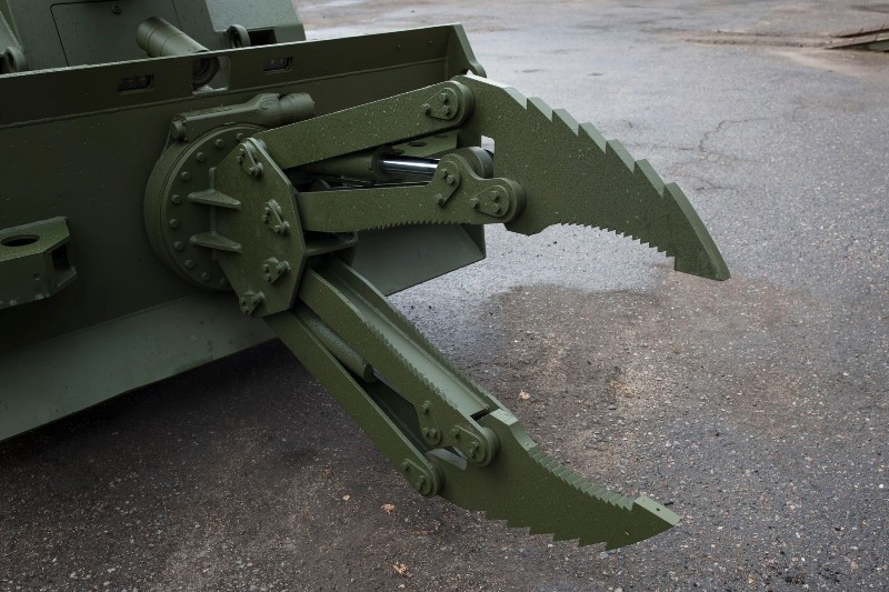 Chiếc kẹp thủy lực ở mũi có thể nâng được vật nặng 2 tấn, hoặc gắn thêm lưỡi dao để cắt dây trong một số tình huống đặc biệt. Nó cũng có thể lắp thiết bị để dọn sạch các bãi mìn. Ảnh: Kalashnikov.media.