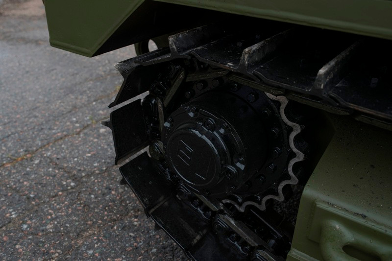  Robot Uran-14 được thiết kế với khung gầm bánh xích cho phép di chuyển trên nhiều địa hình. Thân xe được bọc giáp để chống lại vụ nổ mìn và các chất dễ cháy. Ảnh: Kalashnikov.media.