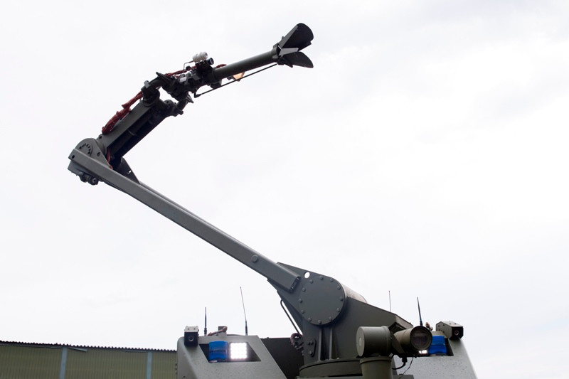 Nó được trang bị một vòi rồng lắp trên cánh tay robot có thể điều chỉnh theo nhiều hướng khác nhau để hướng luồng nước vào nơi cần dập lửa. Vòi rồng có thể phun nước xa tới 50 m. Ảnh: Kalashnikov.media.