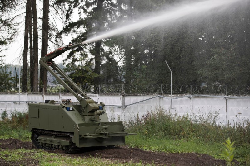 Nó được bố trí một bồn nước với dung tích 2.000 lít và một bồn chất tạo bọt dung tích 600 lít. Nguồn nước có thể được gắn ngoài thông qua ống kết nối để tăng thời gian chữa cháy. Ảnh: Kalashnikov.media.