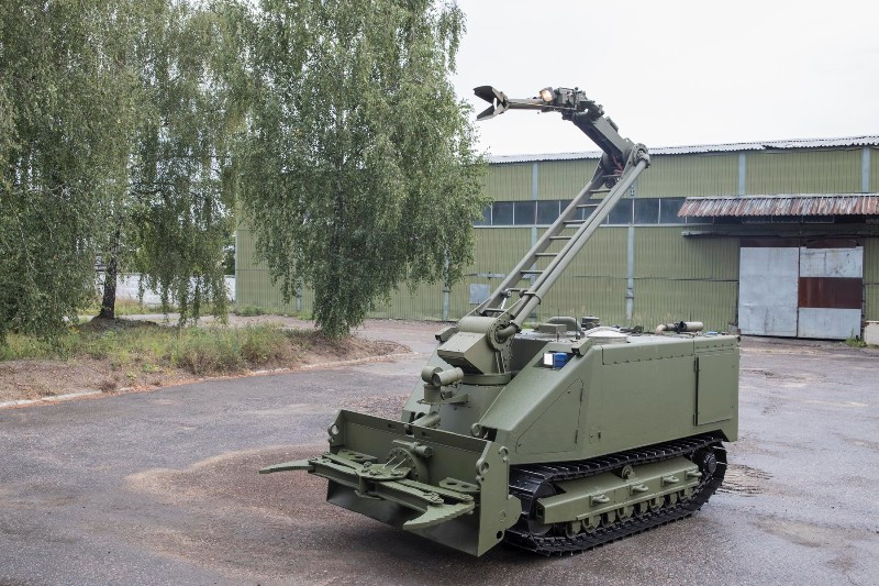 Uran-14 có chiều dài 3,8 m, rộng 2,1 m, cao 2 m, trọng lượng 14 tấn. Phía trước mũi được trang bị lưỡi ủi rộng 1,8 m cùng một chiếc kẹp để di chuyển chướng ngại vật. Nó có thể di chuyển các vật nặng tới 10 tấn. Ảnh: Kalashnikov.media.