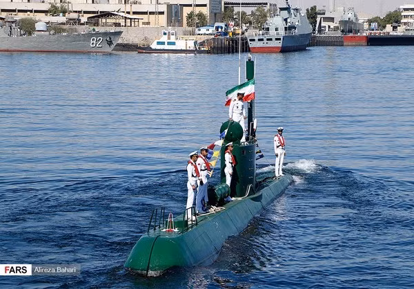 Không hiểu Iran làm thế nào để “nhồi nhét” 18 thủy thủ, ngư lôi, tên lửa hay thủy lôi trên chiếc tàu ngầm “nhỏ bé, xinh xinh” này. Nguồn ảnh: Fars