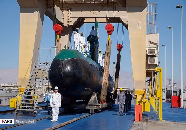 Phải chăng Iran tự tin quá vào công nghệ đóng tàu của mình khi cho phép tàu ngầm “hạ thủy và biên chế luôn cùng một ngày”. Nguồn ảnh: Fars