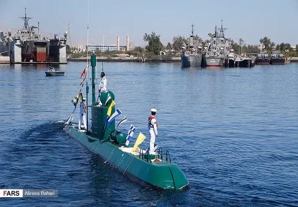 Theo truyền hình Nhà nước Iran, hôm 29/11, hải quân nước này đã làm lễ biên chế hai tàu ngầm lớp Ghadir nhằm tăng cường an ninh vùng vịnh Persian. Nguồn ảnh: Fars