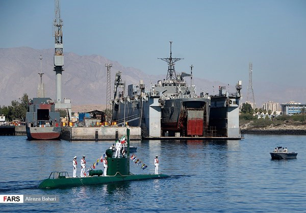 Trong ảnh, có thể thấy các binh sĩ tàu ngầm Iran trông “cao to, khổng lồ” khi đứng trên tàu ngầm mini Ghadir. Nguồn ảnh: Fars