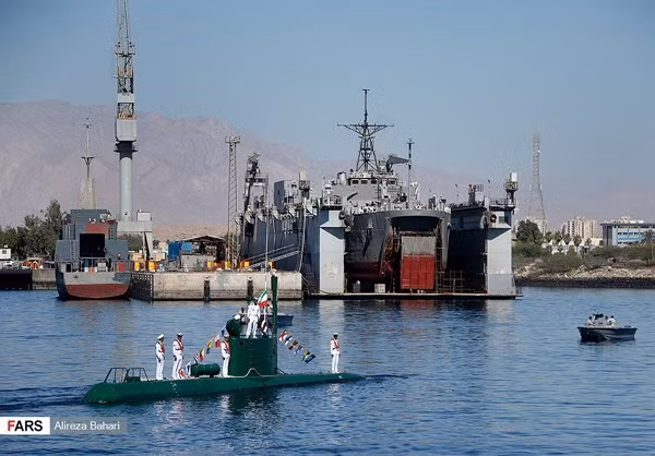 Trong ảnh, có thể thấy các binh sĩ tàu ngầm Iran trông “cao to, khổng lồ” khi đứng trên tàu ngầm mini Ghadir. Nguồn ảnh: Fars
