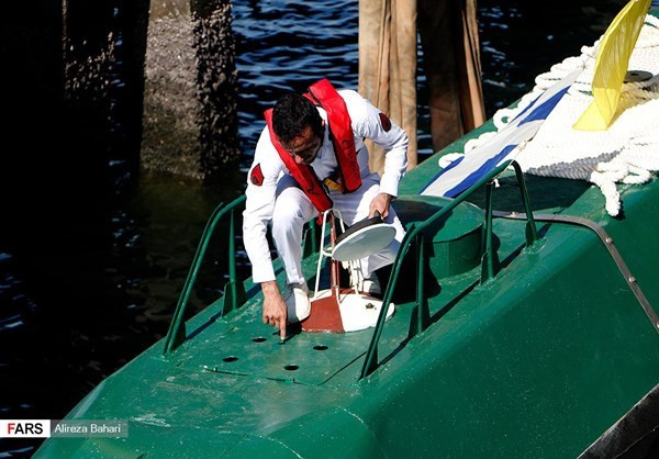 Có thể nói, với kích thước “nhỏ bé” mà nhồi số lượng người, trang bị khí tài nhiều tới vậy là “quá gắng sức” đối với thiết kế tàu ngầm Ghadir. Cho nên, nếu tuyên bố con tàu có thể phóng được cả tên lửa hải đối hải thì e rằng có phần hơi quá, có chăng chỉ 2 quả ngư lôi đặt sẵn trong ống phóng đã là quá đủ. Nguồn ảnh: Fars