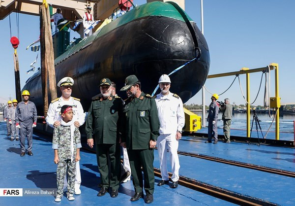 Đáng chú ý, các hình ảnh hãng thông tấn Fars cho thấy, mặc dù mang tiếng là biên chế nhưng cặp tàu ngầm Ghadir này đặt trên bờ thay vì ở trên mặt nước. Điều này có hơi lạ lùng vì hầu như trên thế giới, các tàu ngầm đều nằm ở trên mặt nước khi được chấp nhận biên chế. Nguồn ảnh: Fars