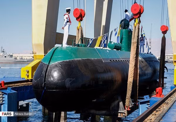 Tất nhiên là việc “nhồi” 2 ống phóng ngư lôi 533mm là có thể, nhưng cần tính tới rằng còn phải có không gian cho phòng điều khiển, phòng nghỉ ngơi, khoang động cơ… Số thủy thủ trên tàu được công bố lên tới con số 18 người. Nguồn ảnh: Fars