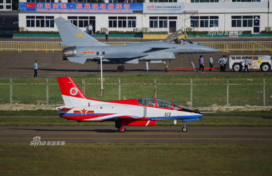 Phần ống xã của động cơ có phần hơi chúi xuống phía dưới. Sau khi bức ảnh được đăng tải, dân mạng cũng như một số chuyên gia hàng không Trung Quốc lập tức nhận định đây là động cơ vector 3D lực đẩy. Ảnh: Sina.