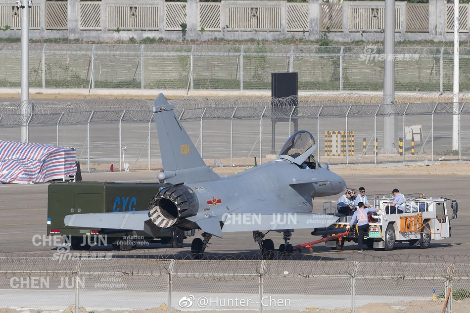 Trong khuôn khổ chuẩn bị cho triển lãm hàng không quốc tế Chu Hải 2018. Cánh săn ảnh hàng không Trung Quốc và quốc tế đã không bỏ qua dịp có được những hình ảnh đầu tiên về biến thể mới nhất của dòng tiêm kích đa năng J-10 của Trung Quốc đã chụp lại chiếc tiêm kích J-10B với động cơ lạ. Ảnh: Sina.