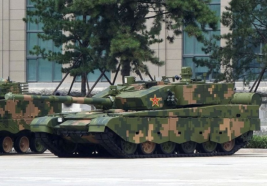 Type 99A/ZTZ-99A - ra mắt năm 2014, đây là phiên bản nâng cấp sâu từ thế hệ đầu Type 99 của Trung Quốc. Nó được biết tới là nhận hệ thống điều khiển hỏa lực tiên tiến hơn, tăng cấp độ bảo vệ và nhận động cơ diesel turbo tăng áp công suất 1.500 mã lực. Nguồn ảnh: Army Recognition