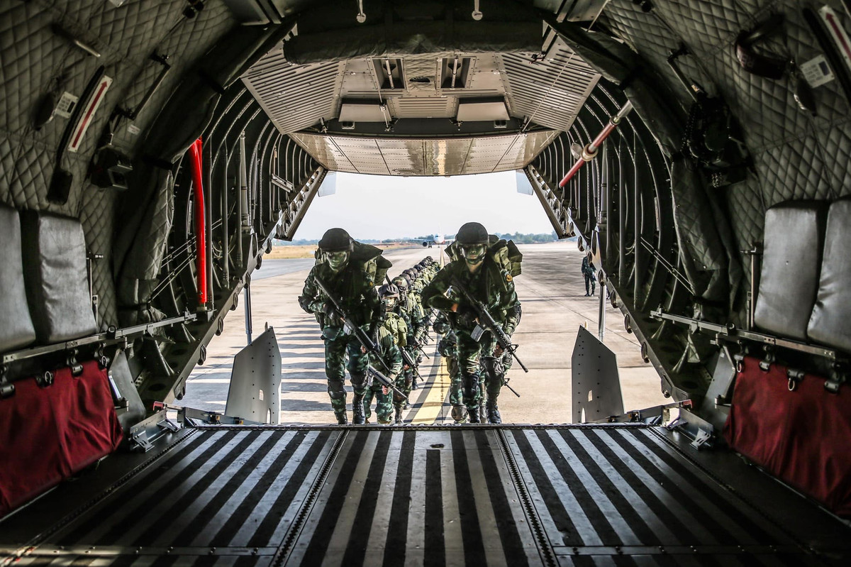 Bộ binh được vận chuyển đến điểm diễn tập bằng đường không. Đây cũng là phương pháp điển hình mà quân đội các nước trên thế giới sử dụng. Theo đánh giá của một số chuyên gia, VT-4 đang được trang bị cho đơn vị bộ binh cơ giới tinh nhuệ của Thái Lan. Ảnh: Military Armed Force.