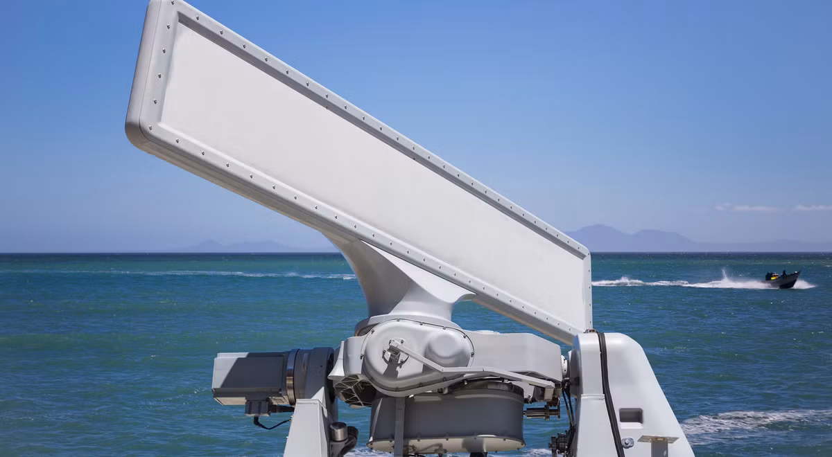 Ngoài siêu radar AN/SPY-1F, chiến hạm KNM Helge Ingstad chìm cũng mang theo cả hệ thống radar, cảm biến đồ sộ có tổng giá trị tới hàng chục triệu USD. Ví dụ như hệ thống radar thám sát Reutech RSR 210N, hệ thống trinh sát quang - điện tử Sagem Vigy 20. Nguồn ảnh: Wikipedia