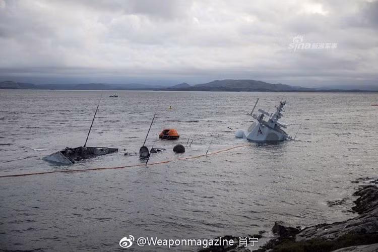 Vết rách quá lớn, dài tới 8m ở đuôi tàu và việc con tàu “ủi bãi không thành” khiến cho mọi nỗ lực cứu hộ “gia tài nửa tỷ USD” của Hải quân Na Uy trở nên vô vọng hơn bao giờ hết. Dù vẫn nổi lên cột buồm và một phần mũi nhưng có thể nói, tới thời điểm này KNM Helge Ingstad bị coi như là đã chìm. Nguồn ảnh: Sina