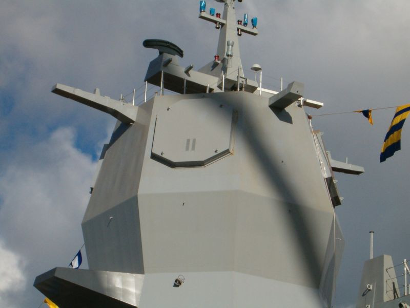 AN/SPY-1F là “phần quà đặc biệt” được Washington chế tạo cho các tàu chiến nhỏ hơn 7.000 tấn ở các nước đồng minh châu Âu. Do có kích thước anten nhỏ hơn so với các phiên bản trên các tàu khu trục, tuần dương cỡ lớn nên cự ly hoạt động của AN/SPY-1F chỉ khoảng 150-170km. Tuy vậy, các tính năng ưu việt của AN/SPY-1 thì vẫn giữ gìn trên phiên bản 1F. Nguồn ảnh: Wikipedia