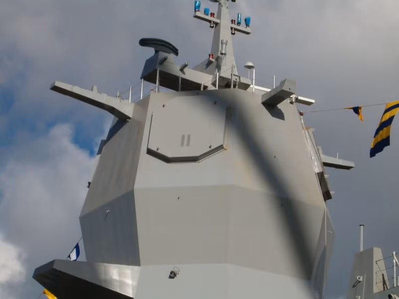 AN/SPY-1F là “phần quà đặc biệt” được Washington chế tạo cho các tàu chiến nhỏ hơn 7.000 tấn ở các nước đồng minh châu Âu. Do có kích thước anten nhỏ hơn so với các phiên bản trên các tàu khu trục, tuần dương cỡ lớn nên cự ly hoạt động của AN/SPY-1F chỉ khoảng 150-170km. Tuy vậy, các tính năng ưu việt của AN/SPY-1 thì vẫn giữ gìn trên phiên bản 1F. Nguồn ảnh: Wikipedia