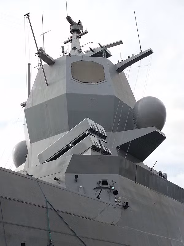 Một trong những khí tài quý giá nhất trên chiếc KNM Helge Ingstad là radar AN/SPY-1F. Đây được coi là phiên bản nhỏ nhất của radar AN/SPY-1 – “trái tim” của hệ thống chiến đấu Aegis đặc biệt tối tân do Mỹ sản xuất. Nguồn ảnh: Wikipedia