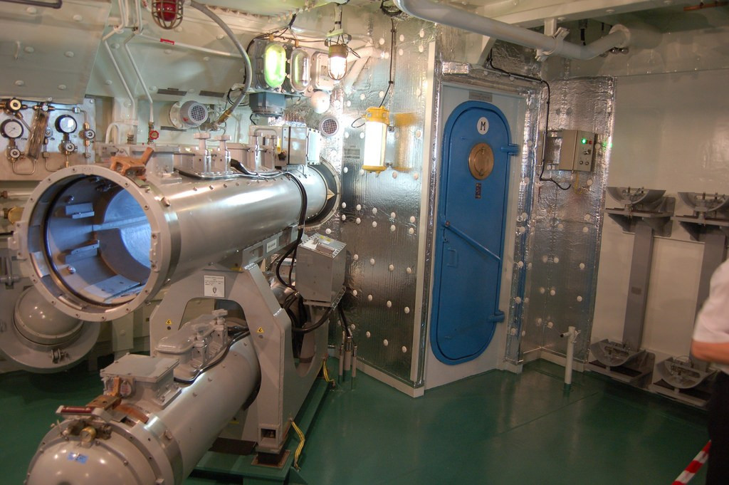 Tiếp theo là các bệ phóng ngư lôi với các quả đạn ngư lôi hạng nhẹ Sting Ray có tầm bắn 8-11km. Nguồn ảnh: Wikipedia