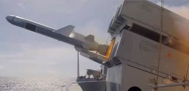 Cụ thể, NSM được chế tạo với vật liệu composite đắt tiền cung cấp khả năng tàng hình. Do đó, tên lửa rất nhẹ chỉ hơn 400kg trong khi tầm bắn đạt được tới 185km với động cơ turbojet TRI 40. Nguồn ảnh: Wikipedia