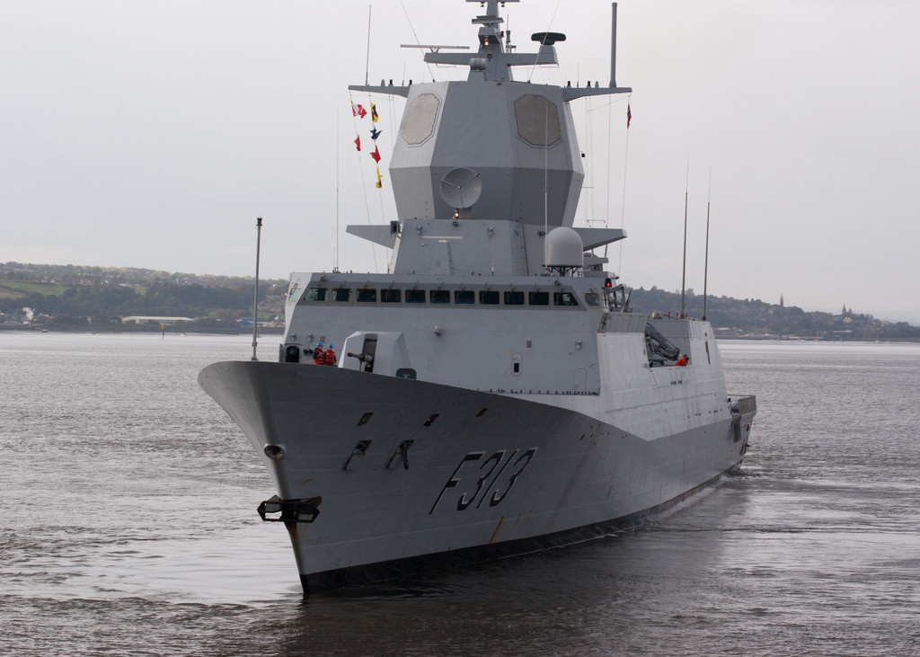 Mặc dù Hải quân Na Uy chắc chắn bằng mọi giá sẽ trục vớt con tàu, nhưng có một điều cay đăng là với việc chìm hẳn trong dòng nước biển thì phần lớn các thiết bị điện tử và cả vũ khí trên con tàu hiện đại này gần như chỉ còn có thể “đem bán sắt vụn”. Đây thực sự là tổn thất nặng nề cho Hải quân Na Uy, sự cẩu thả của thủy thủ đoàn con tàu đã “vứt vào sọt rác” 500 triệu USD chỉ trong chớp mắt. Nguồn ảnh: Wikipedia