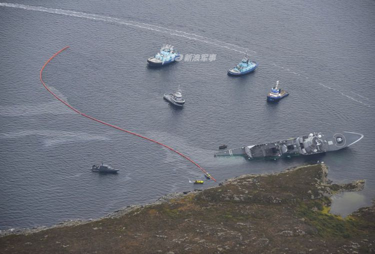 Thủy thủ đoàn không thể kiểm soát được vết rách khiến nước tràn vào tàu dữ dội. Thuyền trưởng đã cho tàu ủi bãi và thủy thủ đoàn được lệnh sơ tán để đảm bảo an toàn. Ảnh: Sina.