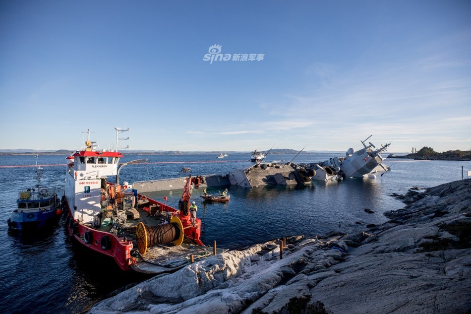 Nếu không có hệ thống cáp neo, con tàu có thể đã chìm hoàn toàn dưới nước biển. Khu vực tàu gặp nạn có địa hình rất dốc, nên dù đã ủi bãi cũng không ngăn được việc nó chìm sâu hơn. Ảnh: Sina.