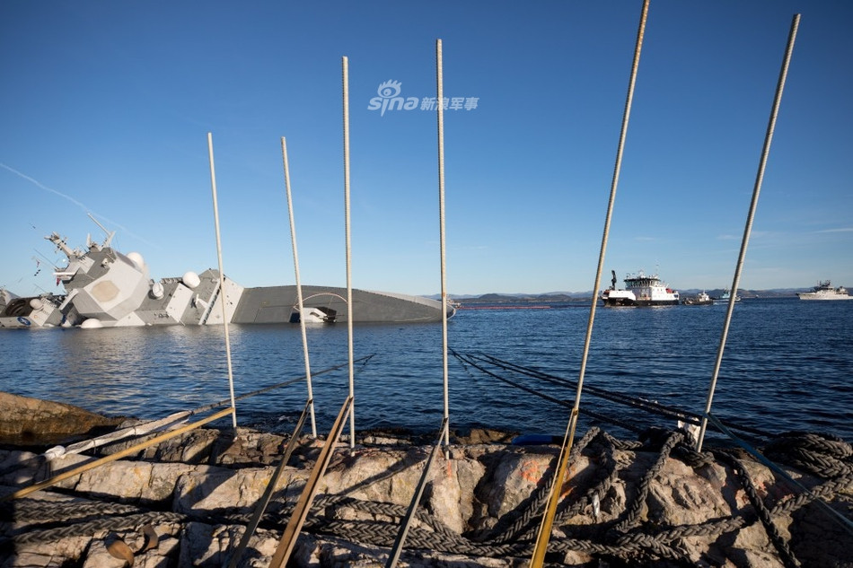 Trước đó vào sáng sớm ngày 8/11, một tàu chở dầu treo cờ Malta đã đâm vào tàu khu trục F313 đang neo trên vịnh Hjeltefjord. Vụ va chạm khiến tàu bị rách một đường dài 8 m bên mạn phải. Ảnh: Sina.