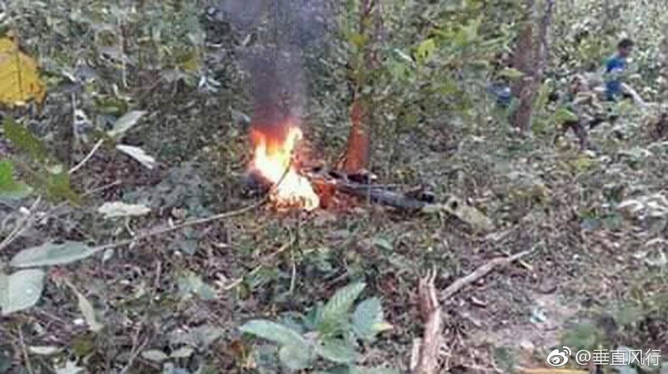 Theo các nguồn tin, 35 phút sau khi cất cánh từ căn cứ ở Dhaka, chiếc máy bay F-7BG gặp nạn trên không vực thao trường Telki ở Rasplur lúc khoảng 3h chiều ngày 23/11. Ảnh: Máy bay vỡ tan hoàn toàn khi rơi xuống đất, các mảnh vỡ vẫn còn cháy. Nguồn ảnh: Sina