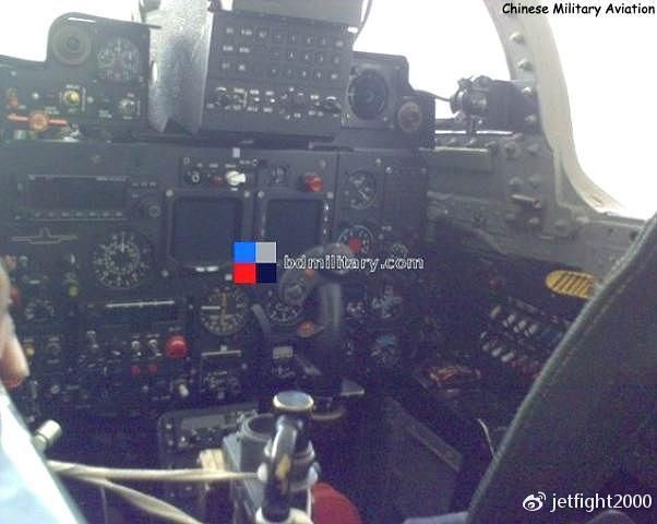 Trong ảnh, buồng lái F-7BG của BAF trông khá lạ lẫm, khác xa so với buồng lái “gốc” trên các dòng máy bay MiG-21 của Liên Xô (cũ). Nguồn ảnh: BDmilitary