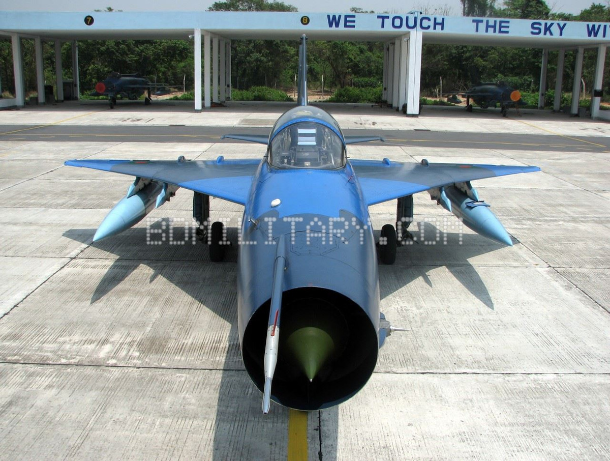 Phiên bản F-7BGI mà Bangladesh mua năm 2012 thì hiện đại hơn, nó được sản xuất trên cơ sở thế hệ cuối cùng dòng tiêm kích J-7, được định danh là J-7G. Nguồn ảnh: BDmilitary